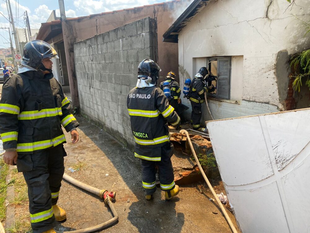 Casa pega fogo em Bragança Paulista