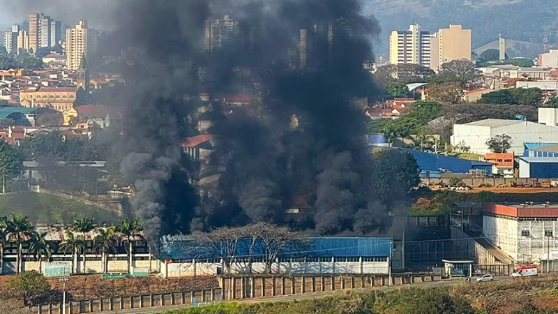 Incêndio atinge área de antiga indústria de Bragança Paulista