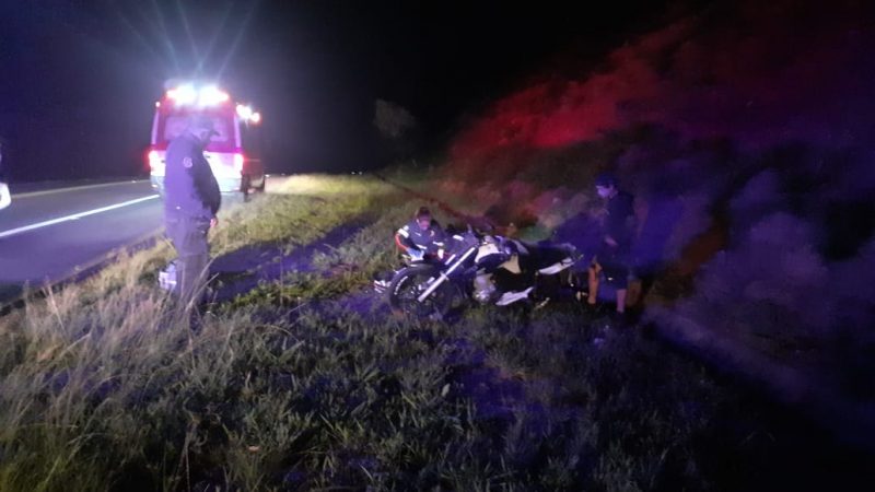 Motociclista se fere ao atropelar vaca na Variante do Guaripocaba