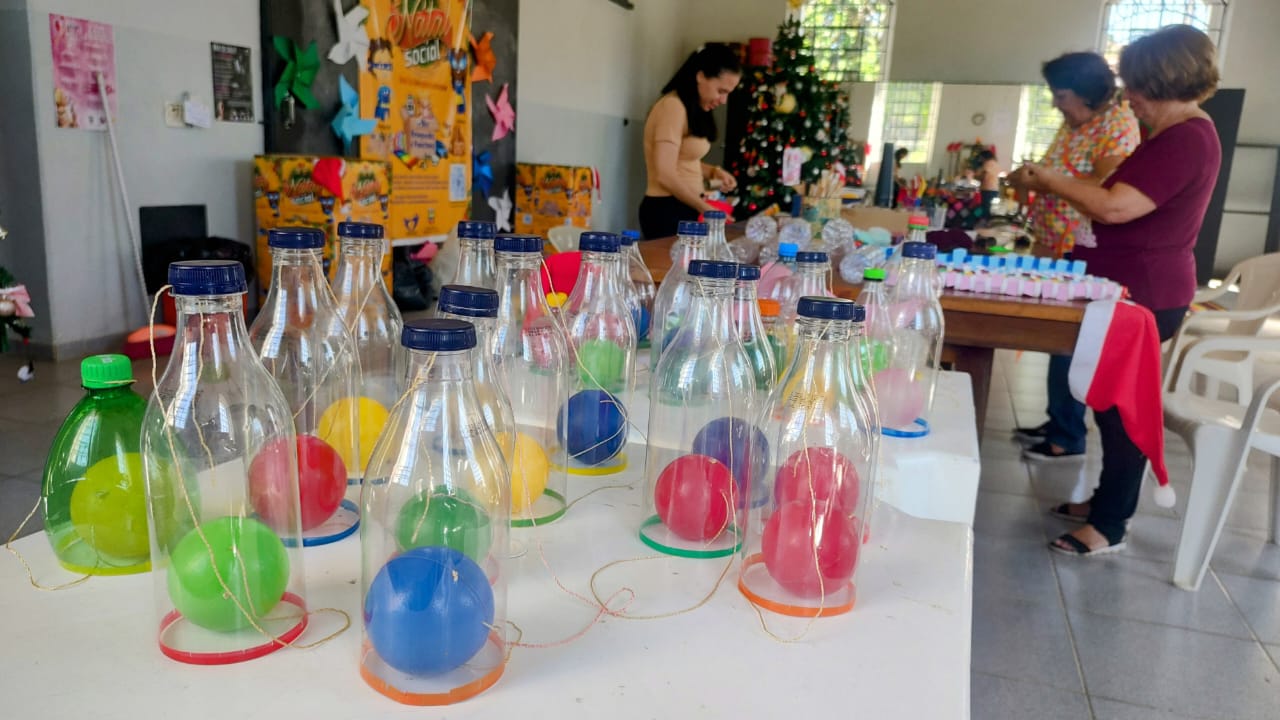 Fundo social arrecada panetones e brinquedos em Braganca