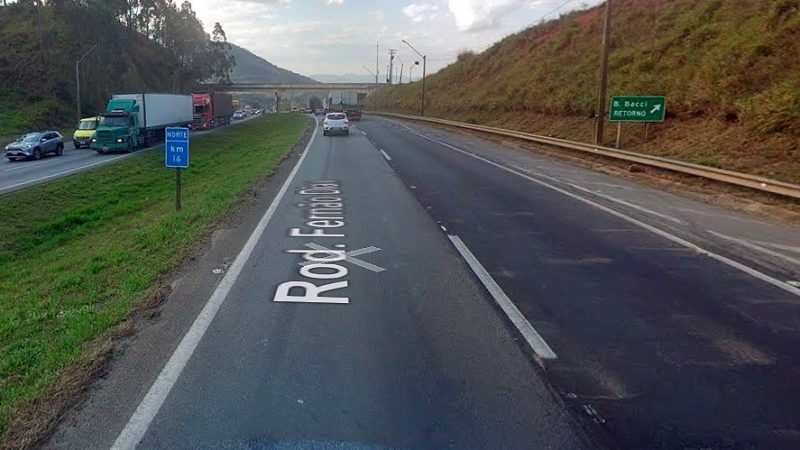 Jovem morre ao colidir moto contra caminhão na Fernão Dias