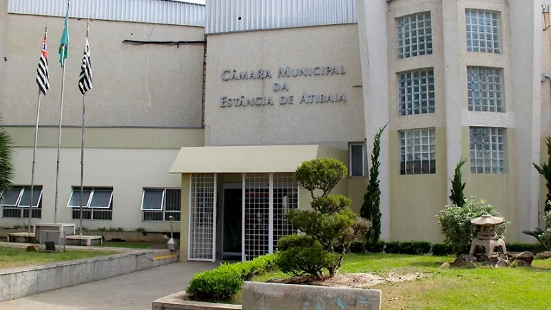 Atibaia aumenta salários de prefeito, vice e secretários