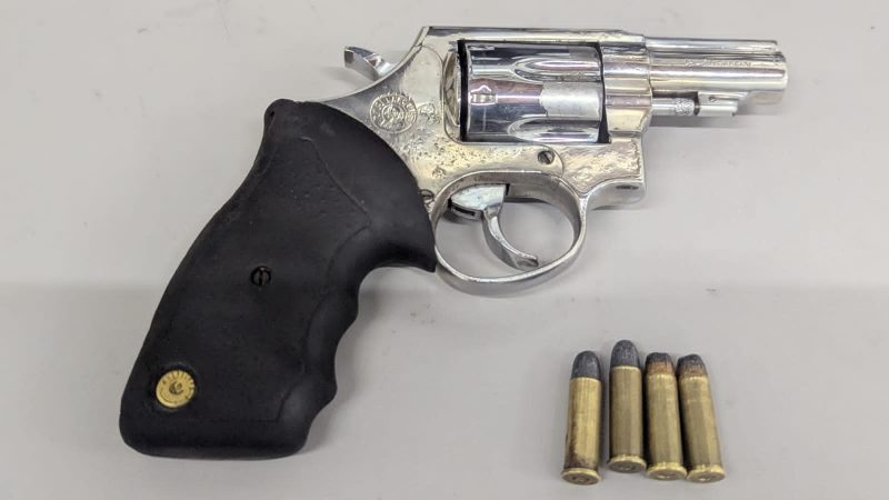 Jovem que dirigia em zigue-zague é detido com arma