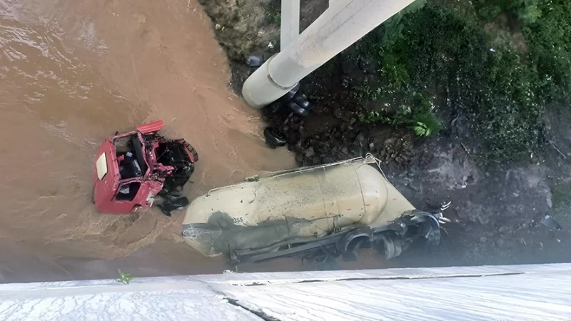 Caminhão cai no Rio Jaguari e motorista fica gravemente ferido