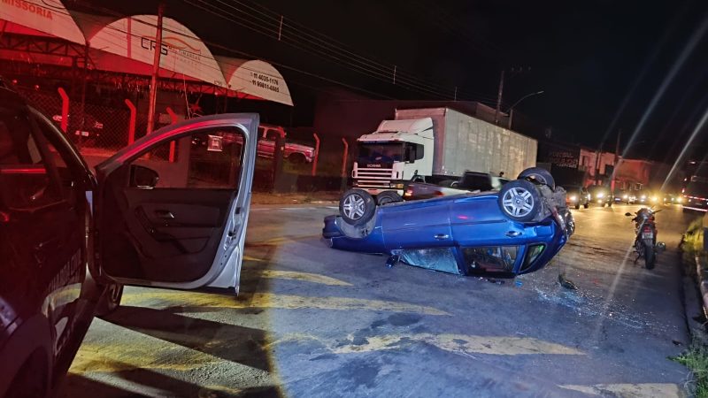 Veículo desgovernado capota após cair em barranco em Bragança