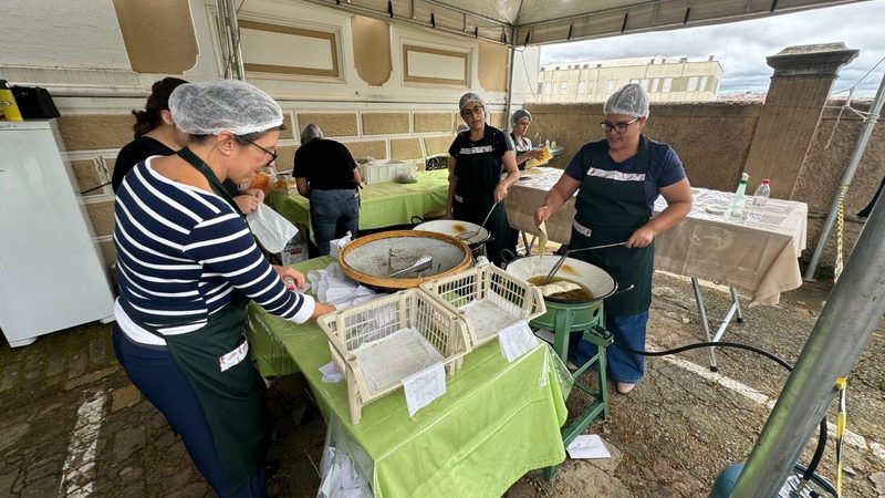 Santa Casa promove venda de pastéis para compra de poltronas