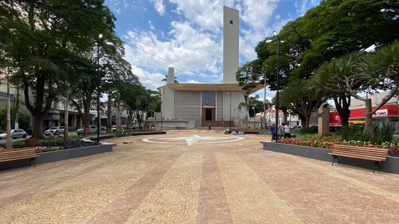 Com 23 meses de atraso, Prefeitura irá inaugurar Praça Central