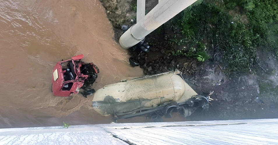 Falece motorista do caminhão que caiu no Rio Jaguari