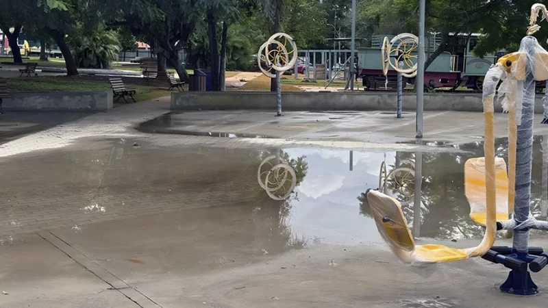 Acúmulo de água gera preocupação na Praça Jacinto Osório