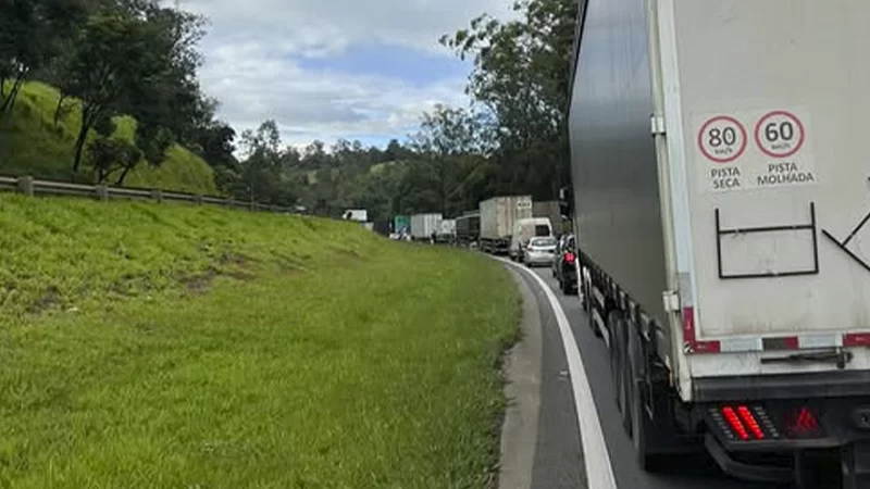 Acidente causa grande congestionamento na Rodovia Fernão Dias