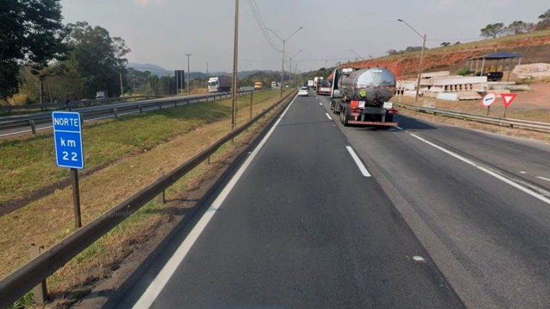 Motociclista morre em acidente com caminhão na Fernão Dias