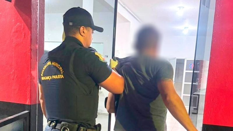Homem é preso após mostrar órgão genital para criança