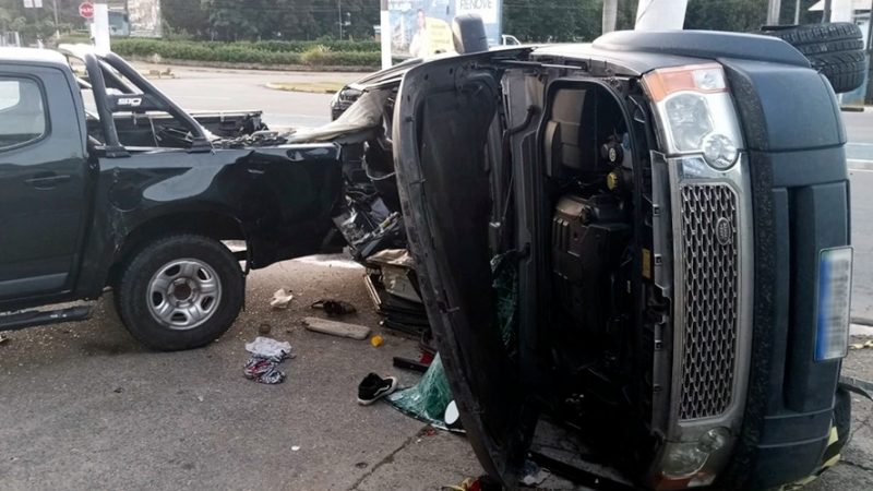 Land Rover colide contra poste e veículo parado em Bragança