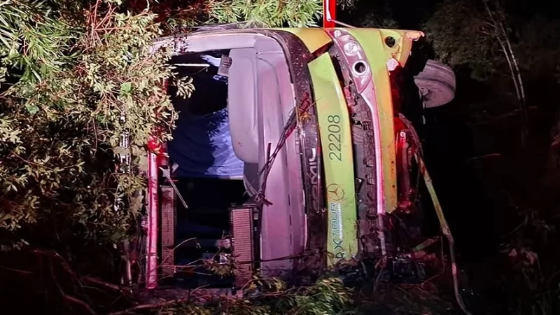 Acidente com ônibus fretado em Extrema deixa 11 feridos