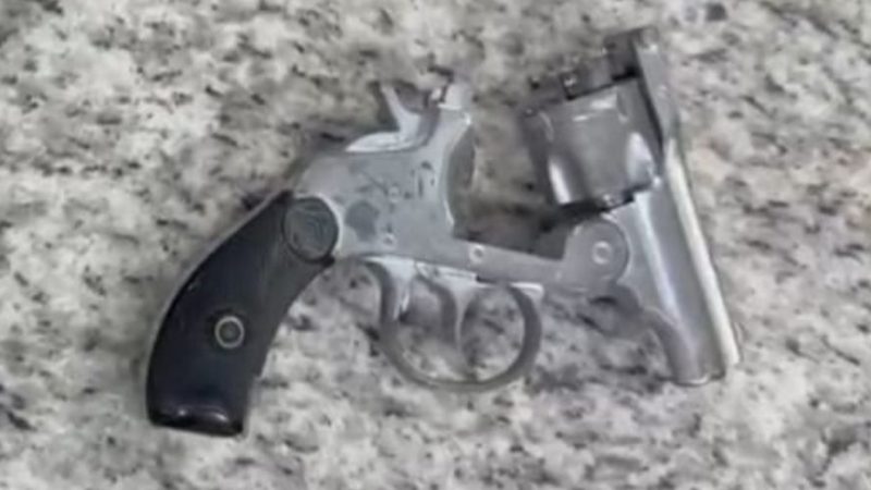 PM prende acusado de porte ilegal de arma