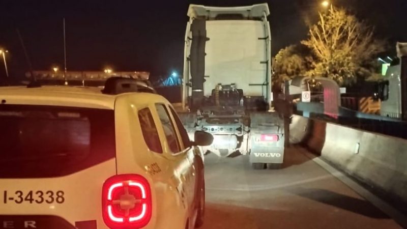 PM recupera caminhão roubado e liberta motorista