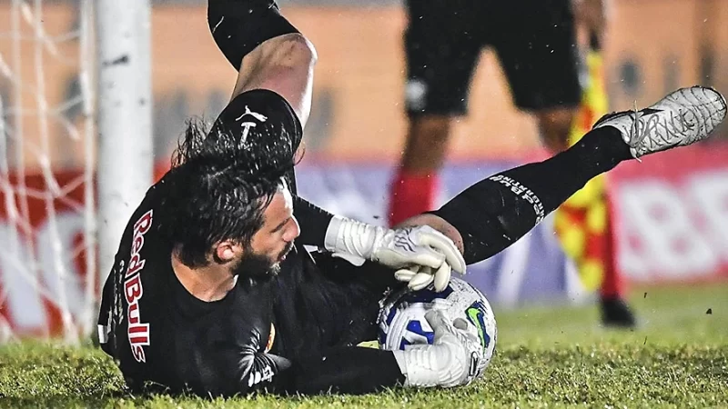 Cleiton defende, marca e salva o Red Bull Bragantino