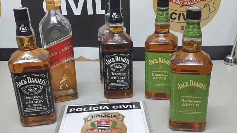 Fiscalização apreende uísques falsificados em adega