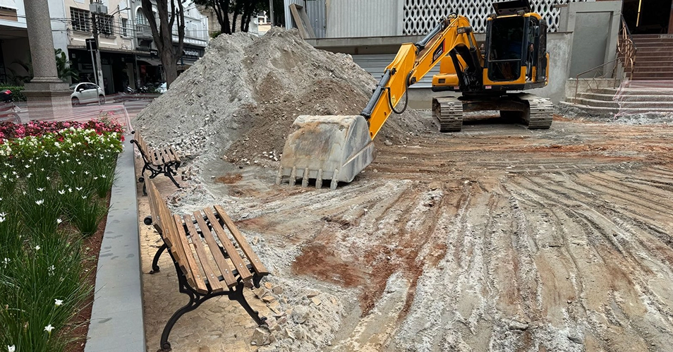 56 dias após inauguração, obras da Praça Central são reiniciadas