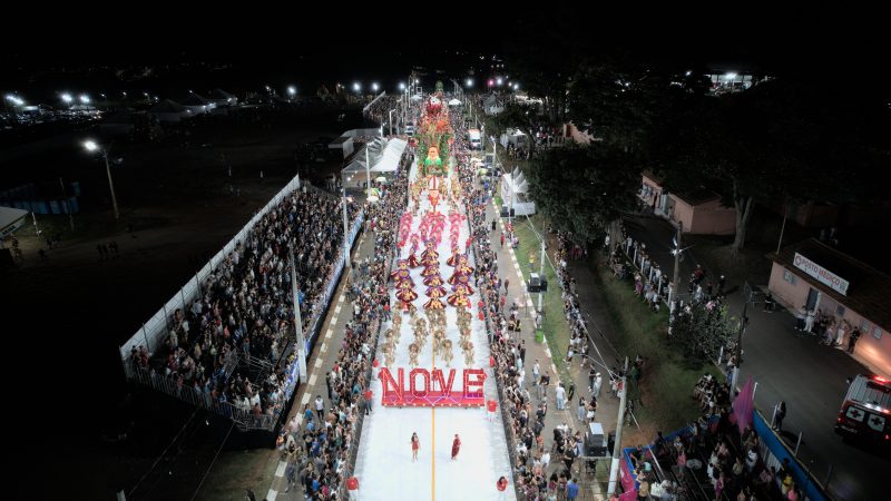 Nove de Julho faz desfile técnico e luxuoso
