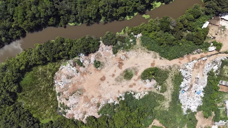 Fiscalização flagra descarte de resíduos em área de proteção