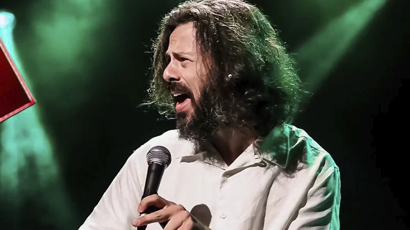 Humorista Nando Viana realiza o show de stand-up neste sábado
