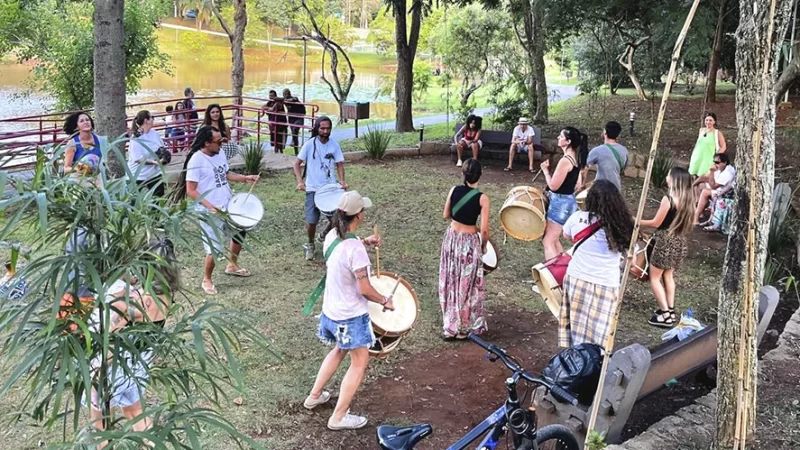 Oficina de maracatu acontece aos sábados no Lago do Taboão