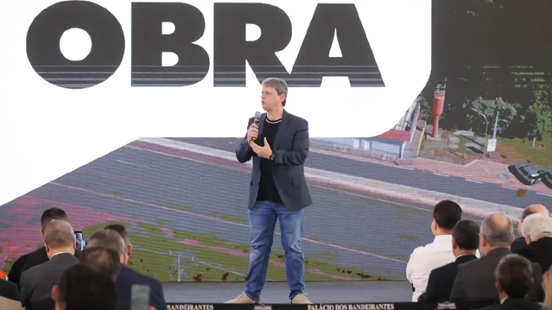 Tarcísio anuncia “pacote de obras rodoviárias” para a região