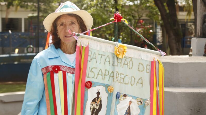 Livro “Memórias poéticas de uma congadeira” é lançado no domingo