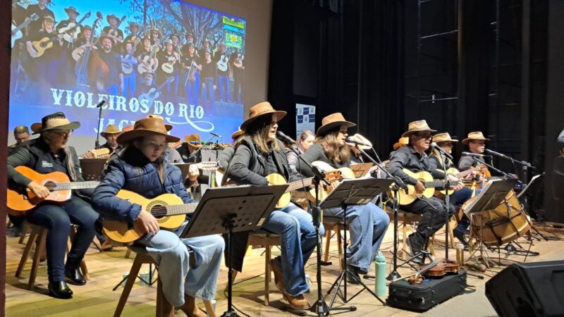 Orquestra Violeiros do Rio Jaguari se apresenta na Feira Noturna