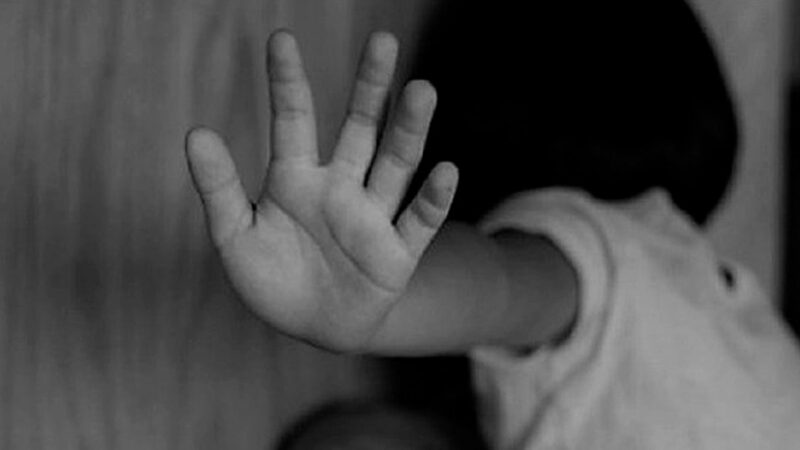 Criança de 6 anos chama a polícia ao ver agressão contra a mãe