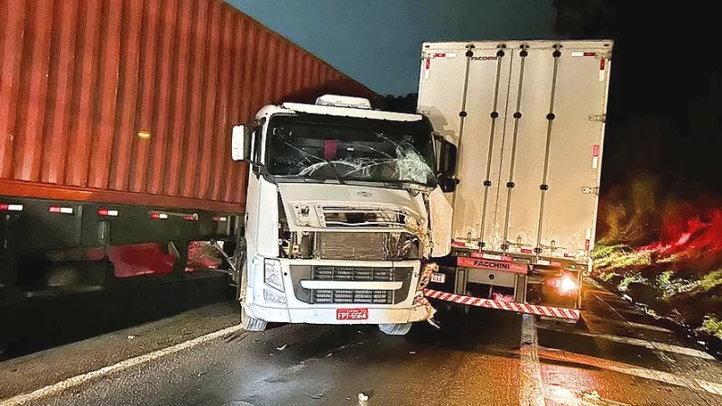 Engavetamento interdita rodovia Fernão Dias em Mairiporã