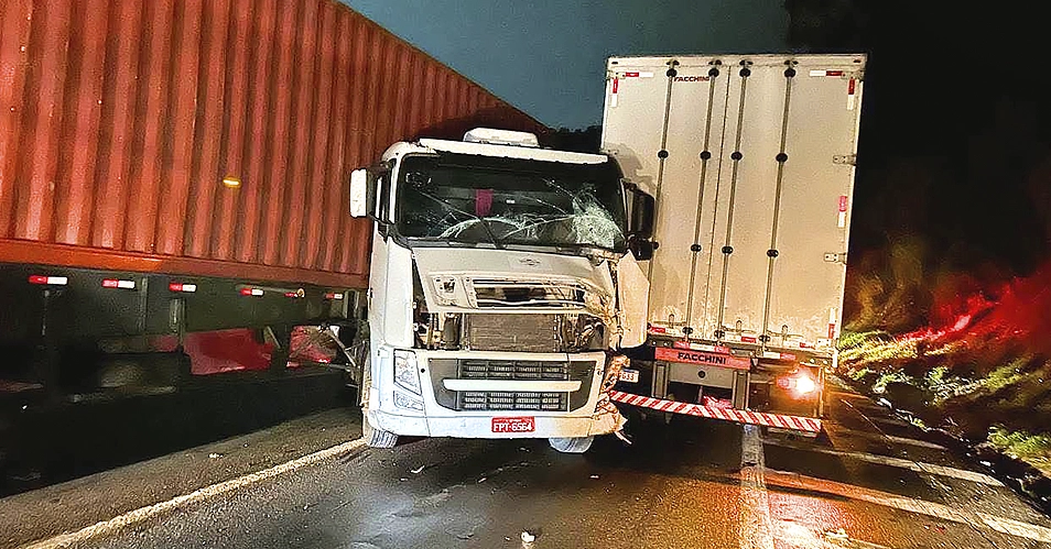 Engavetamento interdita rodovia Fernão Dias em Mairiporã