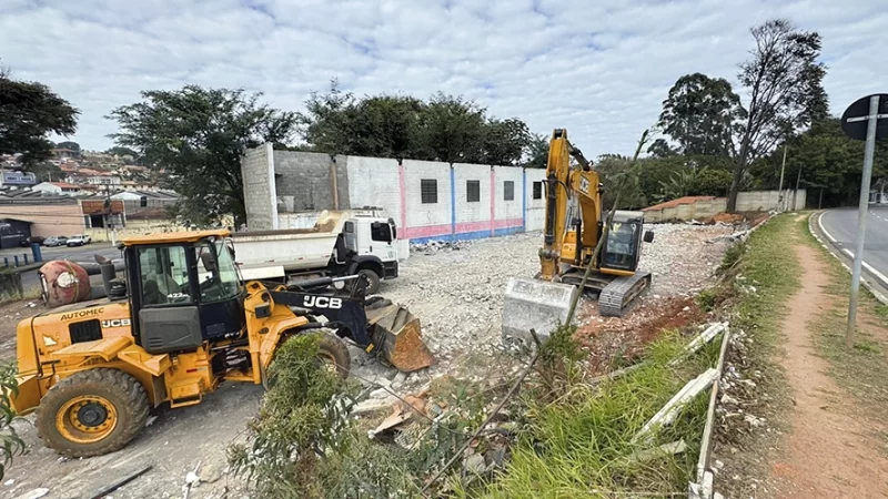 Quadra de escola de samba é demolida pela Prefeitura