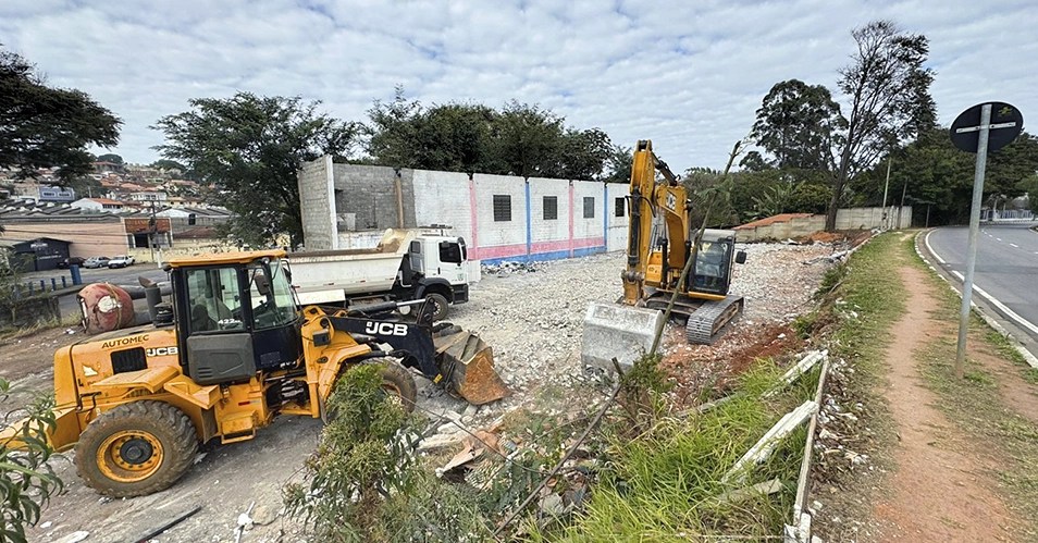 Quadra de escola de samba é demolida pela Prefeitura