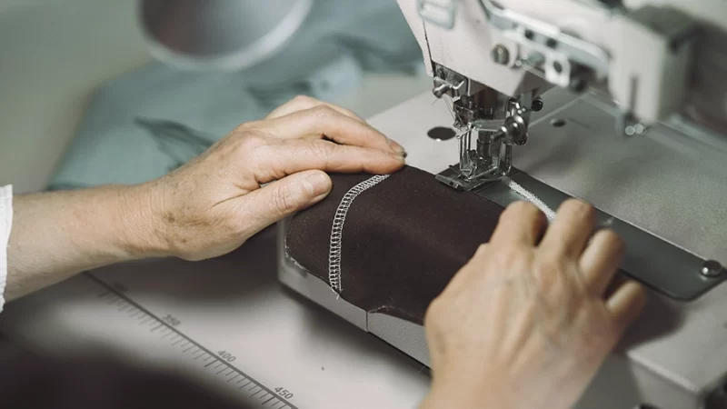 Confecção contrata costureira (o) em Pinhalzinho