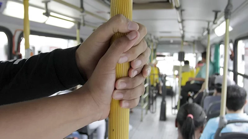 Homem é preso por importunação sexual dentro de ônibus