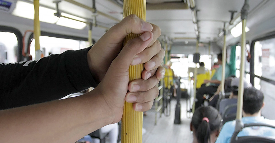 Homem é preso por importunação sexual dentro de ônibus