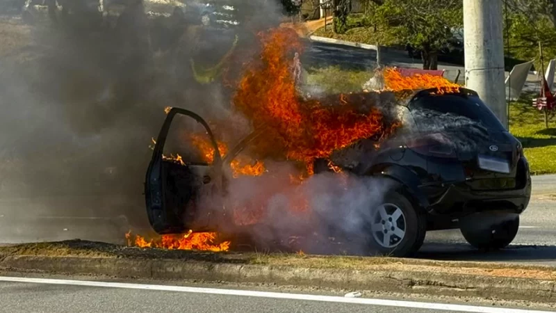 Incêndio destrói carro em Bragança Paulista