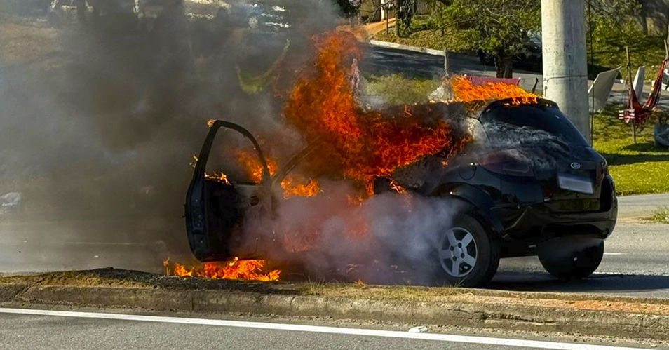 Incêndio destrói carro em Bragança Paulista