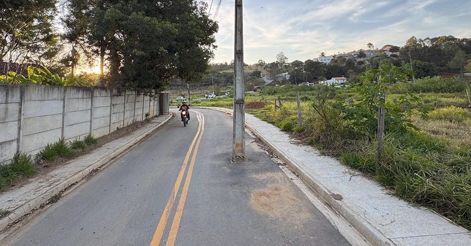 Poste no meio da rua chama atenção em Bragança Paulista