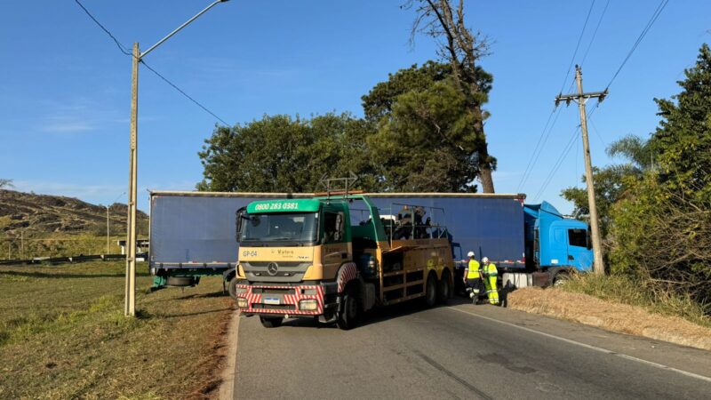 URGENTE: acesso à Fernão Dias é interditado por carreta