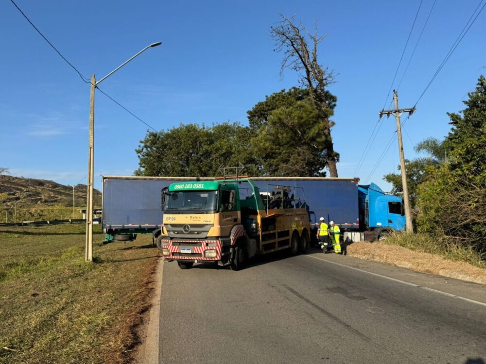 URGENTE: acesso à Fernão Dias é interditado por carreta