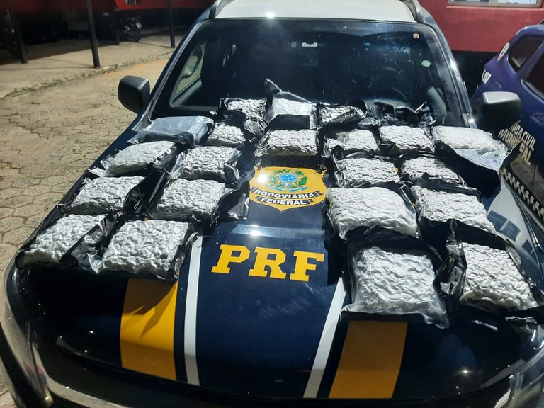 PRF apreende 12kg de drogas e prende traficante na Fernão Dias