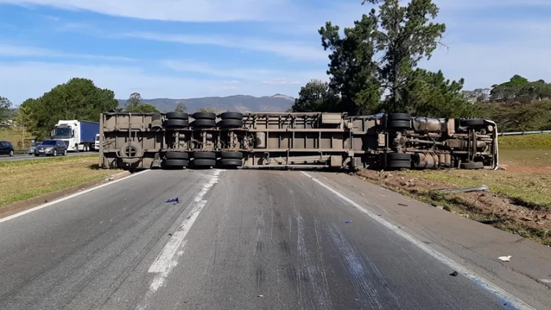 Tombamento causa transtornos na Rodovia Fernão Dias