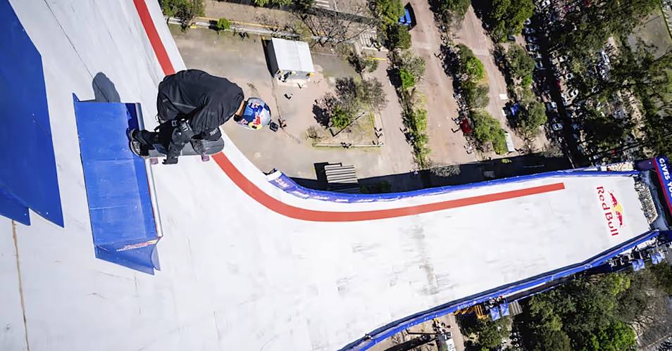 Sandro Dias quebra recordes na maior rampa de skate do mundo