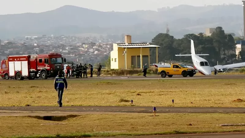 Avião faz pouso de emergência em Bragança Paulista