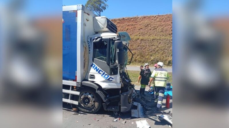 Acidente fatal na Fernão Dias: caminhoneira morre