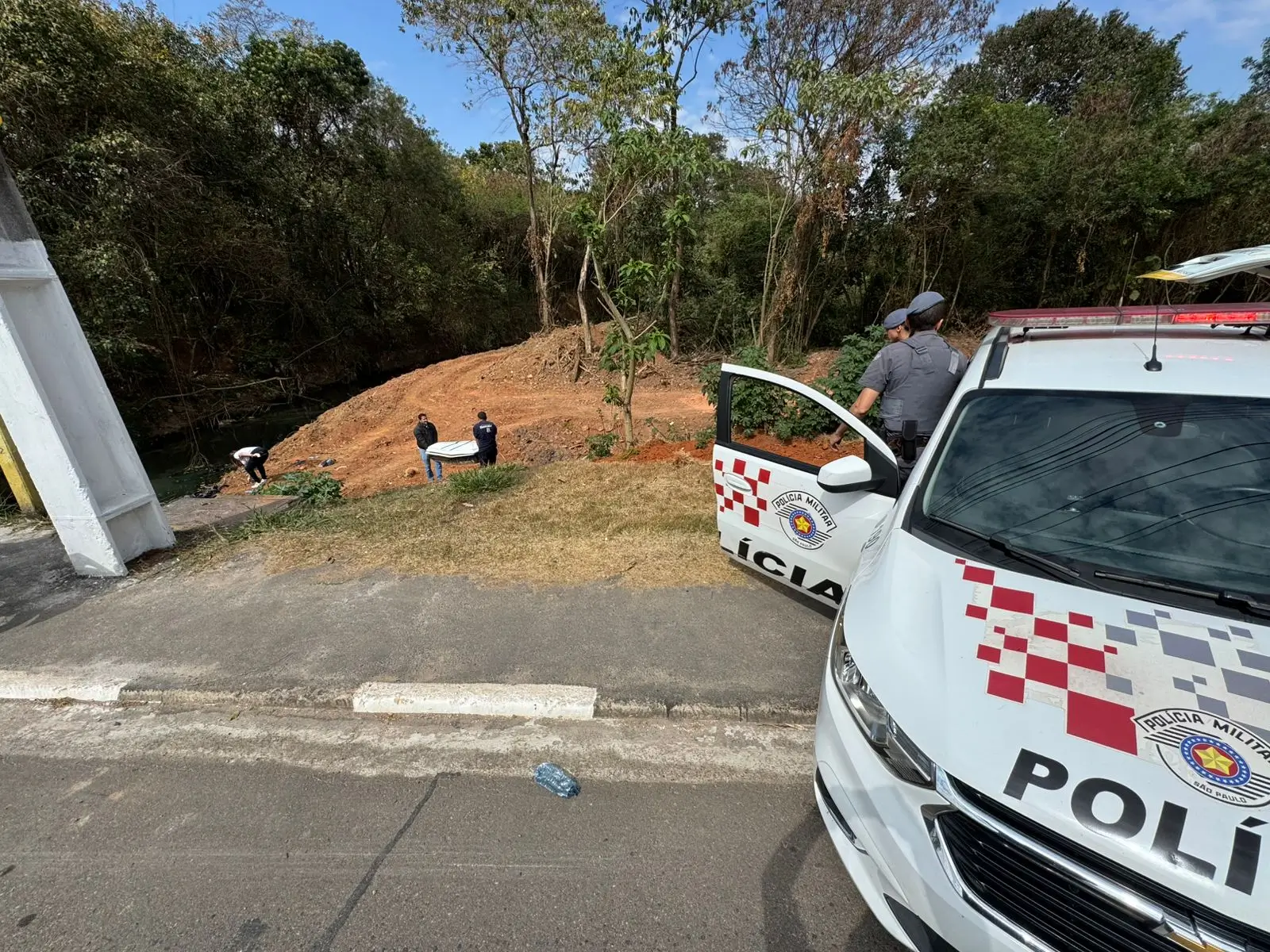 Corpo amarrado com corda é encontrado às margens de ribeirão em Bragança