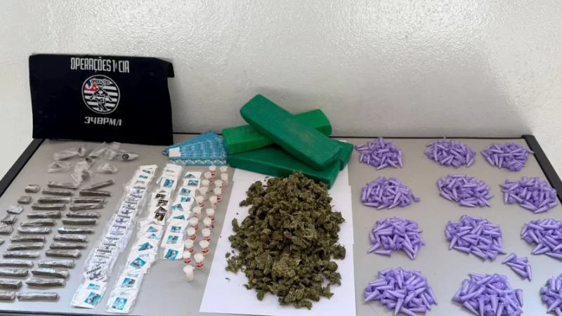 PM apreende 4 kg de drogas em carro parado
